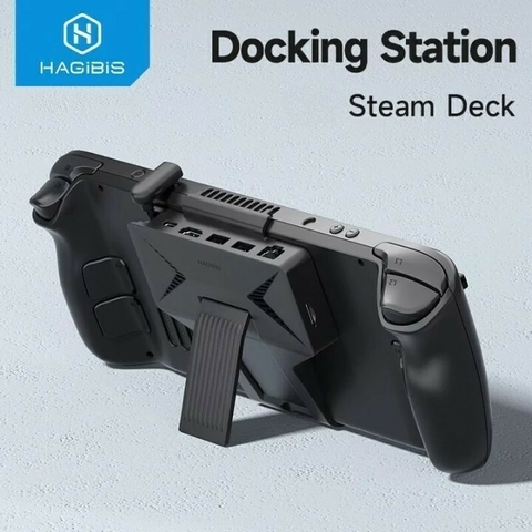 Docking Station 6 em 1 da marca HAGiBiS acoplado na parte traseira de um Steam Deck, mostrando várias portas USB e suporte retrátil para apoio