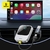 Adaptador de Apple CarPlay Sem Fio da PrimeTip conectado a um painel veicular, exibindo a interface do aplicativo.