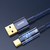 Cabo USB C 100W com conector USB e USB-C, destacando seu design moderno e acabamento em material trançado.