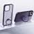 Capa magnética transparente para iPhone com suporte integrado, exibida ao lado de um smartphone.