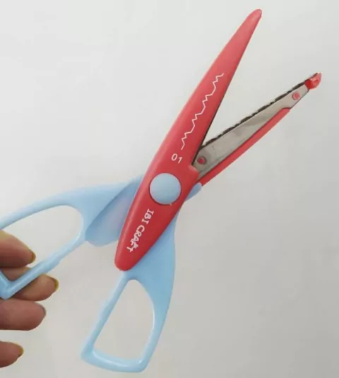 Tijera Con Forma ¨ Dentada Doble Recto ¨ #01 . Ibi Craft