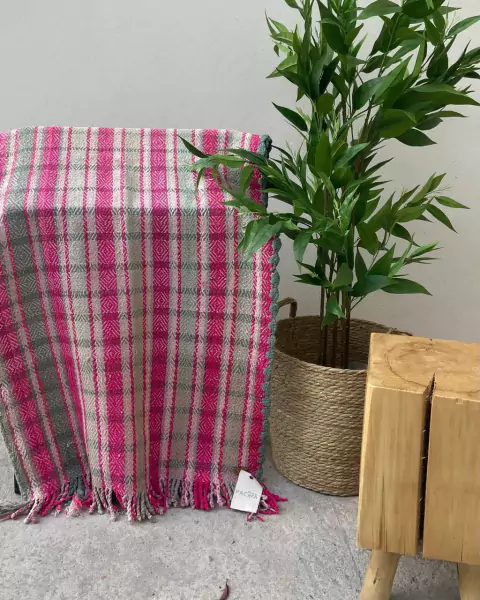 Puyo al telar 1.55x1.40m lana de oveja con flecos