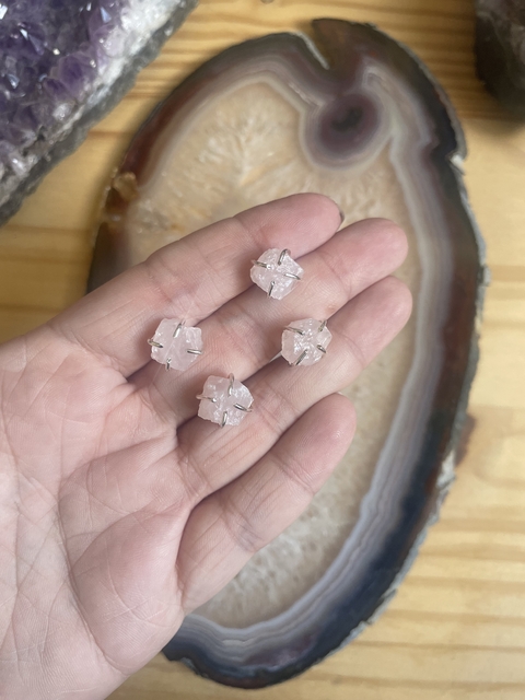 Brinco Quartzo Rosa Bruto no Banho Flash em Prata - Amor