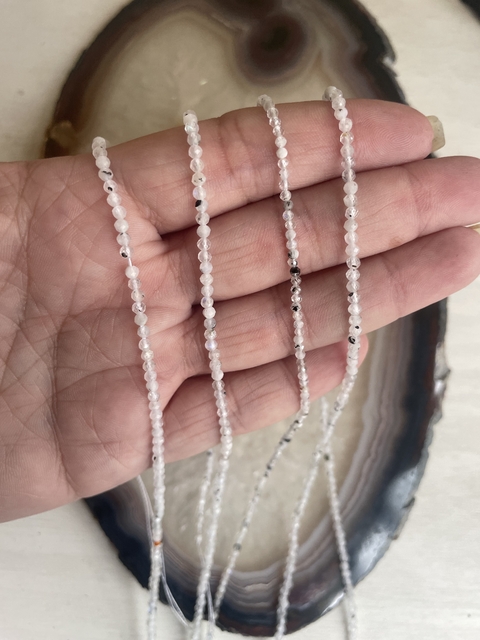 Colar Pedra da Lua Natural Multifacetado 2mm - Energia Feminina - comprar online