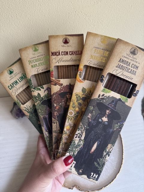 Kit Incenso Mística das Bruxas - Flor de Maracujá, Patchouli com Manjericão, Capim Limão, Amora com Jabuticaba e Maçã com Canela