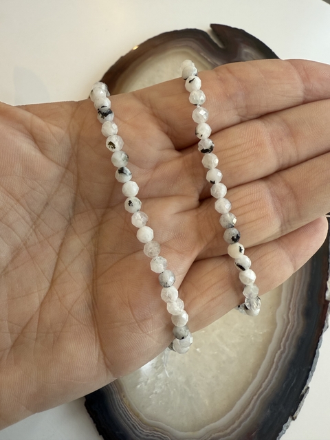Colar Pedra da Lua Natural Multifacetado 4mm - Energia Feminina - comprar online
