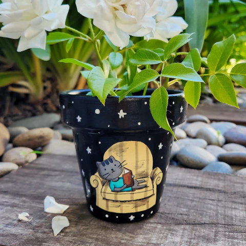 MACETA PINTADA A MANO GATO PELUSA LECTURA #1 - DOS CRONOPIOS