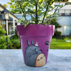 MACETA PINTADA A MANO TOTORO Y SUSUWATARIS - DOS CRONOPIOS - comprar online