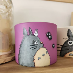 MACETA PINTADA A MANO TOTORO Y SUSUWATARIS CILINDRO - DOS CRONOPIOS en internet