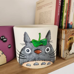 MACETA PINTADA A MANO TOTORO HOJA CILINDRO - DOS CRONOPIOS - Dos Cronopios