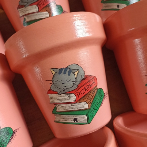 MACETA PINTADA A MANO GATO PELUSA LECTURA #3 - DOS CRONOPIOS