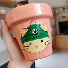 MACETA PINTADA A MANO GATO LATTE GORRO - DOS CRONOPIOS