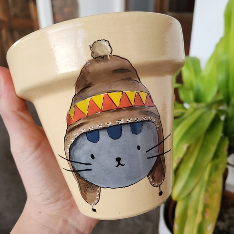 MACETA PINTADA A MANO GATO PELUSA GORRO COYA - DOS CRONOPIOS