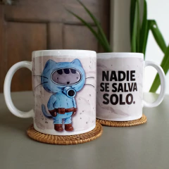 Taza Michinauta – Pelusa Ilustrado como El Eternauta + Frase de Resistencia en internet