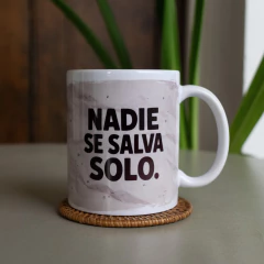 Taza Michinauta – Pelusa Ilustrado como El Eternauta + Frase de Resistencia - Dos Cronopios
