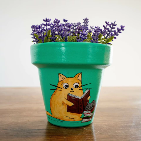MACETA PINTADA A MANO GATOS LEYENDO - DOS CRONOPIOS