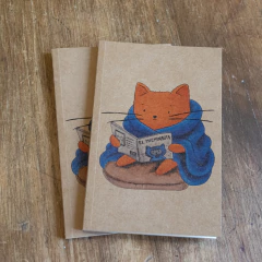 Libreta A6 Gato Mandarina leyendo historieta – Papel Ecológico + Ilustración Original - Dos Cronopios