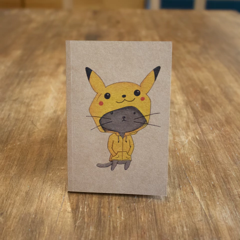 Libreta A6 Gato Pelusa con Buzo Pikachu – Papel Ecológico + Ilustración Original - comprar online