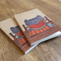 Libreta A6 Gato Pelusa comiendo Sandía – Papel Ecológico + Ilustración Original en internet