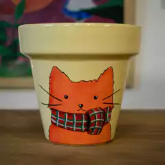 MACETA PINTADA A MANO GATO MANDARINA BUFANDA - DOS CRONOPIOS