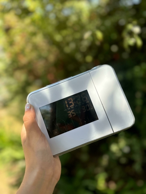 Reloj digital con proyector