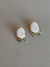 PRÉ-VENDA Brinco Feminino Resina Perolada com Cristais Coloridos Banhado Ouro 18K - comprar online