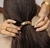 Elástico de cabelo com arco dourado na internet