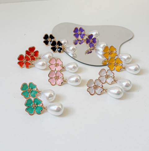 Brinco flor esmaltado com gota pérola - comprar online