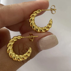 Semi argollas acero dorado par (cod 18273)