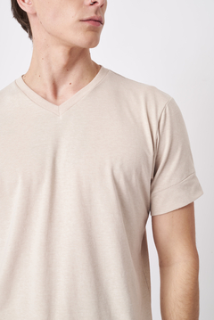 Remera escote en v dromo 1001 - comprar online