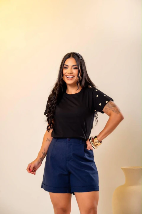 T-SHIRT COM MANGA ESTAMPADA - CORAÇÕES - PRETO