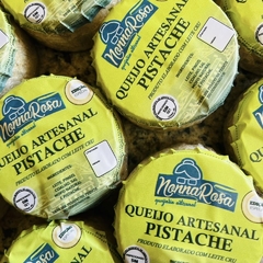 Queijo Minas Artesanal com Pistache - 490g -  Fusqueijão | Produtos da Roça - Procês da Cidade