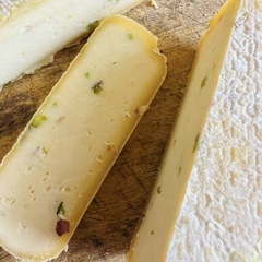 Queijo Minas Artesanal com Pistache - 490g - comprar online