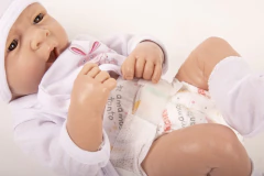 Bebote abril acostado de cuerpo completo