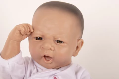 Cabeza sin gorro del bebote abril