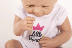 detalle de torso de bebote abril body