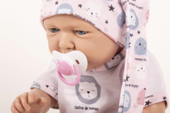 Parte superior del bebote mia con chupete y gorrito