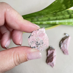 Pingente de Rodocrosita - autoestima - pedra bruta - Ametysta - Loja de Cristais 