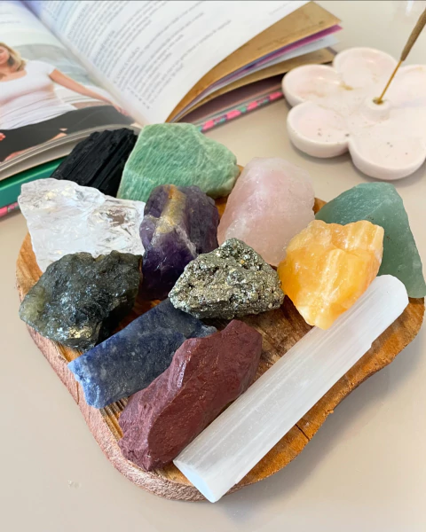 Kit Magia dos Cristais - 12 pedras e cristais para começar sua coleção cheia de magia - comprar online