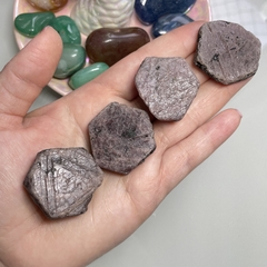Rubi - pedra bruta - Poder e boa sorte - Ametysta - Loja de Cristais e Produtos de Bem Estar, Holísticos e Místicos