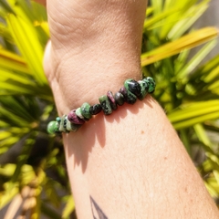 Pulseira de Rubi com zoisita - Equilíbrio e vitalidade na internet