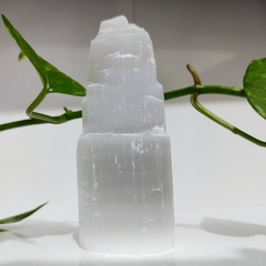 Torre de Selenita - Limpeza Energética - Pedra bruta de 10 cm - Ametysta - Loja de Cristais e Produtos de Bem Estar, Holísticos e Místicos