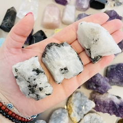 Pedra da Lua bruta - Autoconhecimento e Espiritualidade - Ametysta - Loja de Cristais e Produtos de Bem Estar, Holísticos e Místicos