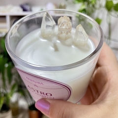 Astro - Vela Aromática Âmbar + Quartzo Branco - Ametysta - Loja de Cristais e Produtos de Bem Estar, Holísticos e Místicos