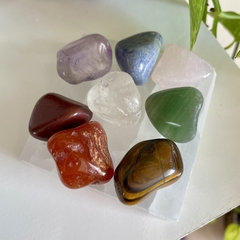 Kit Cristais dos 7 Chakras + Selenita - Equilíbrio Energético - pedras roladas na internet