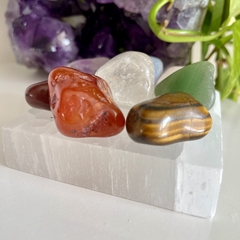 Kit Cristais dos 7 Chakras + Selenita - Equilíbrio Energético - pedras roladas - Ametysta - Loja de Cristais e Produtos de Bem Estar, Holísticos e Místicos