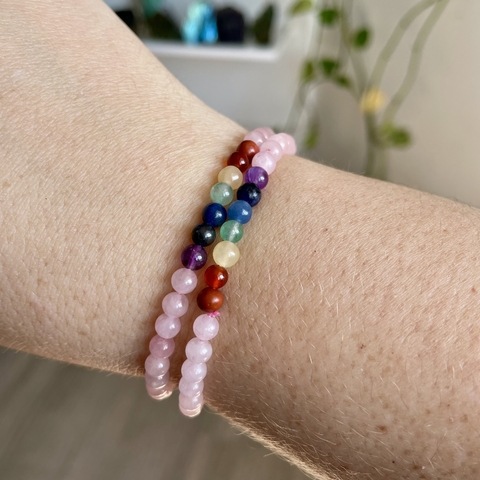 Pulseira de Quartzo Rosa + Chakras - Amor e Equilíbrio Energético