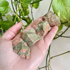 Unakita - pedra bruta - Equilíbrio emocional - Ametysta - Loja de Cristais e Produtos de Bem Estar, Holísticos e Místicos