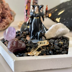 Hécate Altar - Cristais + Imagem + Suporte na internet