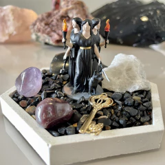 Hécate Altar - Cristais + Imagem + Suporte - Ametysta - Loja de Cristais 